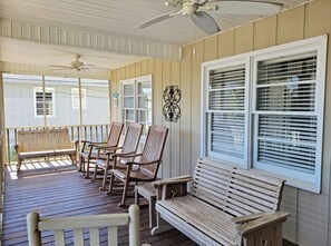 Terrace/patio - Second Row Beach House across from Beach Access, Screened Porch, Dog Friendly (Pawleys Island)