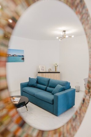 TV - Escape to our cozy studio apartment in the heart of Mellieha, Malta. Located just moments from the city centre, this tranquil retreat offers convenience and serenity - perfect for couples or families. (Il-Mellieħa)