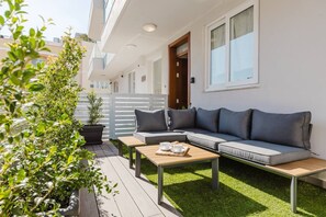 Terrace/patio - Escape to our cozy studio apartment in the heart of Mellieha, Malta. Located just moments from the city centre, this tranquil retreat offers convenience and serenity - perfect for couples or families. (Il-Mellieħa)