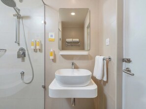 Shower, towels, soap, shampoo - Bloom Hotel - Jubilee Hills (Hyderabad)