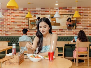 Petit déjeuner buffet servi les week-ends (375 INR par personne)