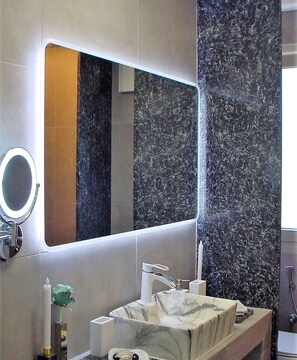 Suite Deluxe, vue mer | Salle de bain | Douche, sèche-cheveux, bidet, serviettes fournies
