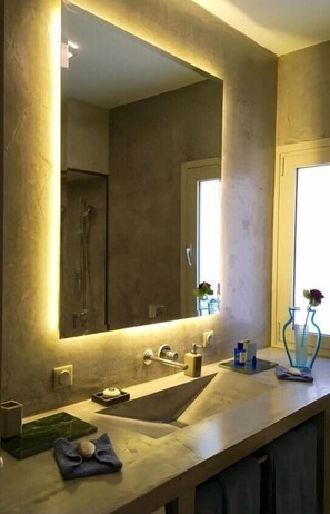 Departamento Deluxe, vista al mar | Baño | Regadera, secadora de cabello, toallas, jabón 