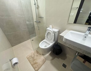 Ducha, secador de pelo, bidet, toallas