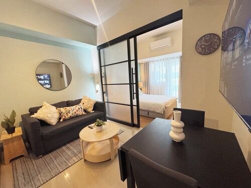 Beautiful Fully Furnished condo in wonderful BGC with great amenities!