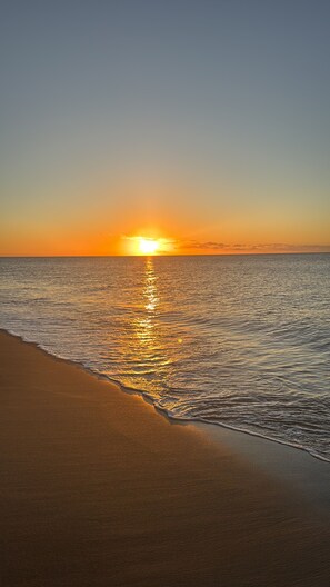 Beach - Charming 2-bedroom Guest house- an 18 minute walk from the beach (Cotton Ground)