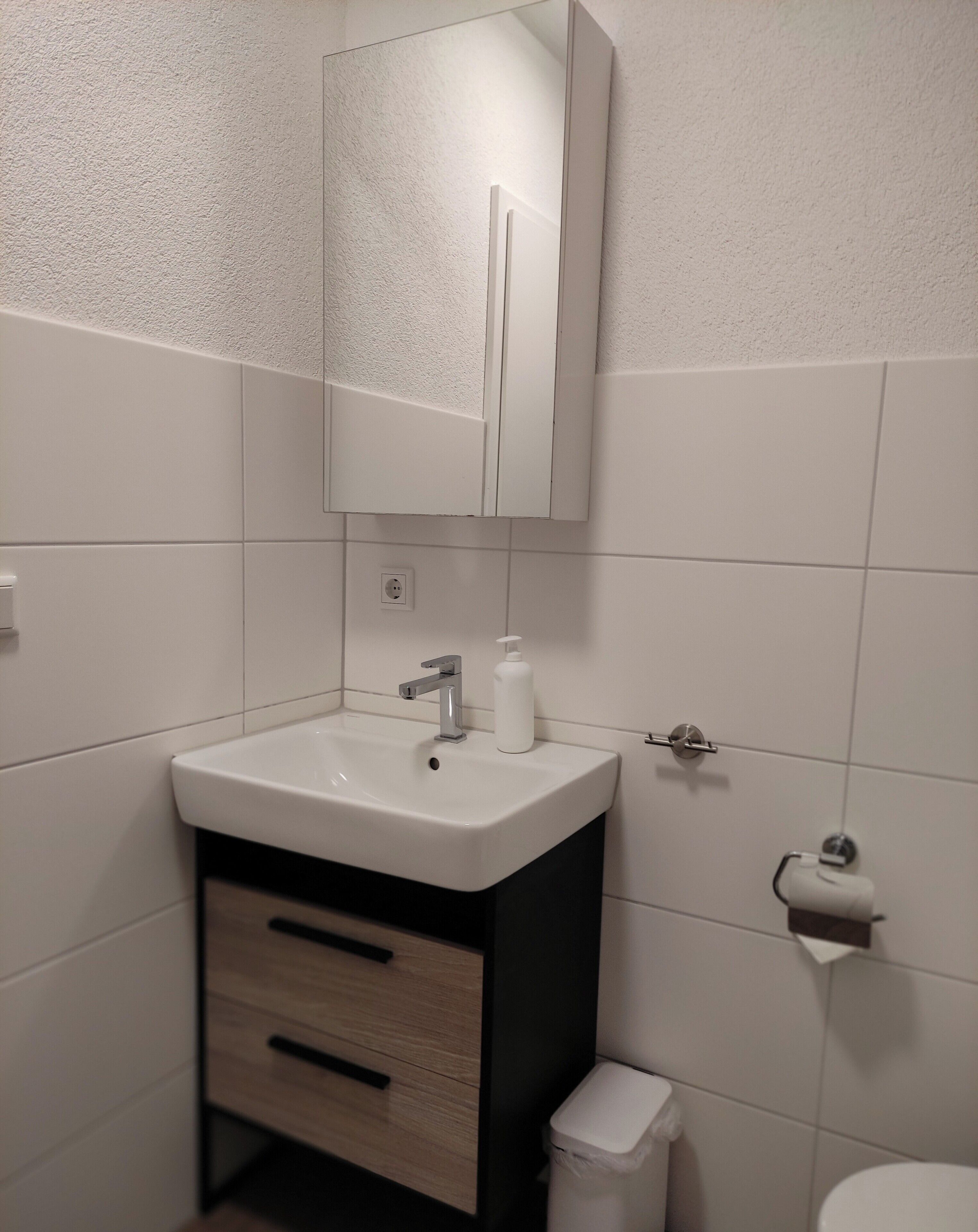 Ducha, secador de pelo, toallas y jabón