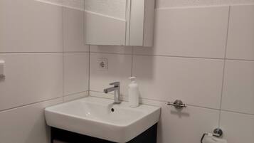 Ducha, secador de pelo, toallas y jabón