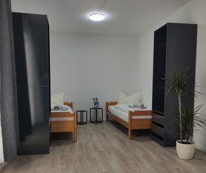 2 多间卧室、熨斗/熨衣板、WiFi、床单