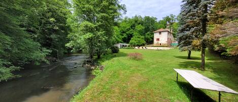 المنطقة المحيطة بالمنشأة