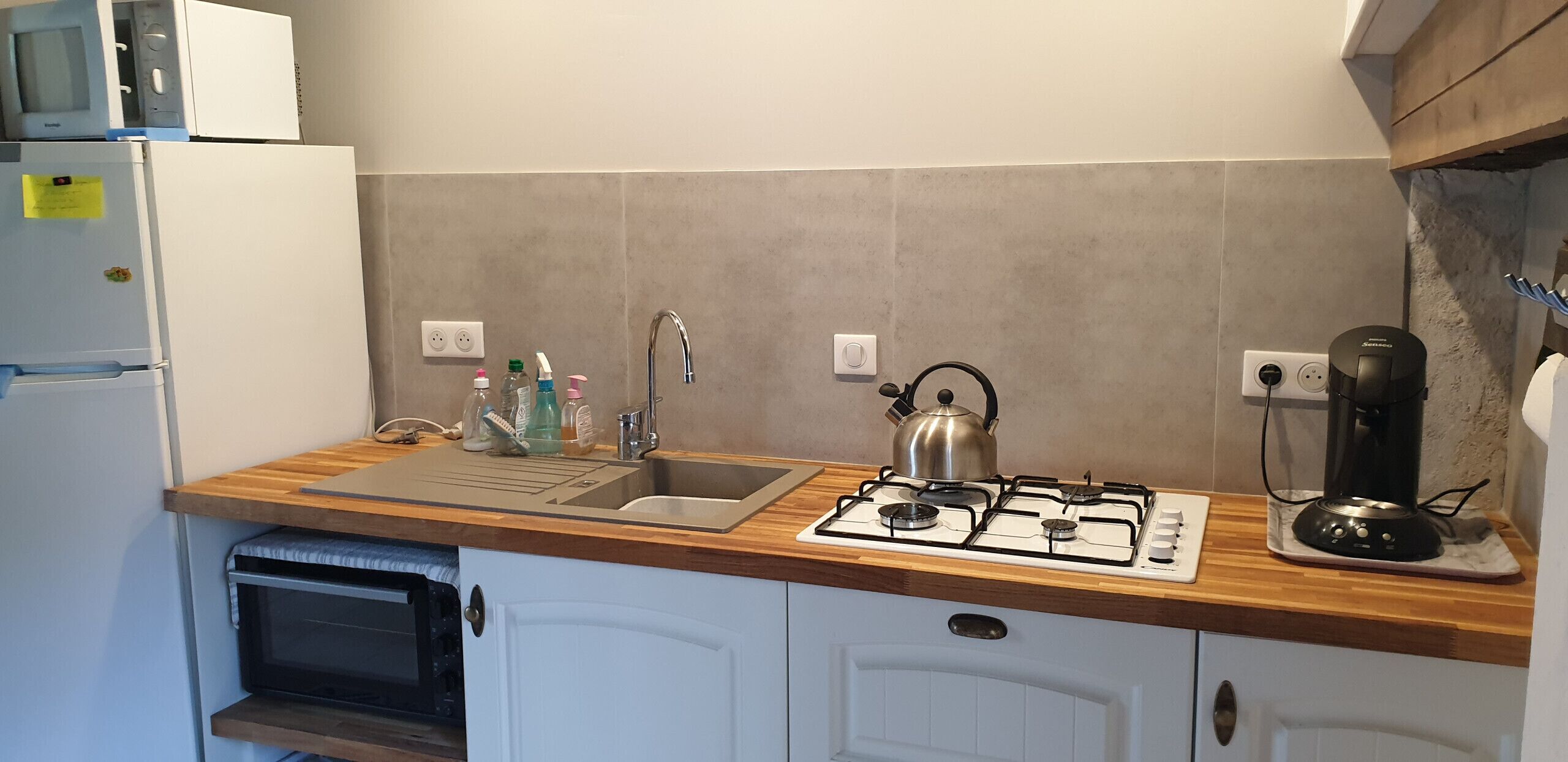 Réfrigérateur, micro-ondes, four, bouilloire électrique