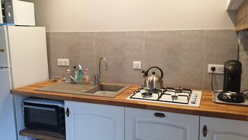 Réfrigérateur, micro-ondes, four, bouilloire électrique