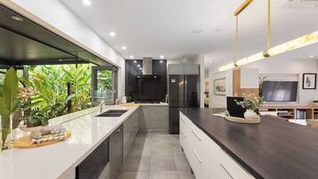 Jääkaappi, mikroaaltouuni, uuni, liesi