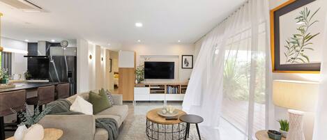 Smart TV, DVD player, books, stereo