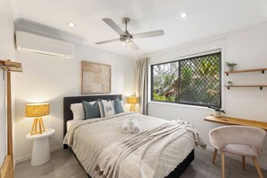 3 habitaciones, escritorio y tabla de planchar con plancha 