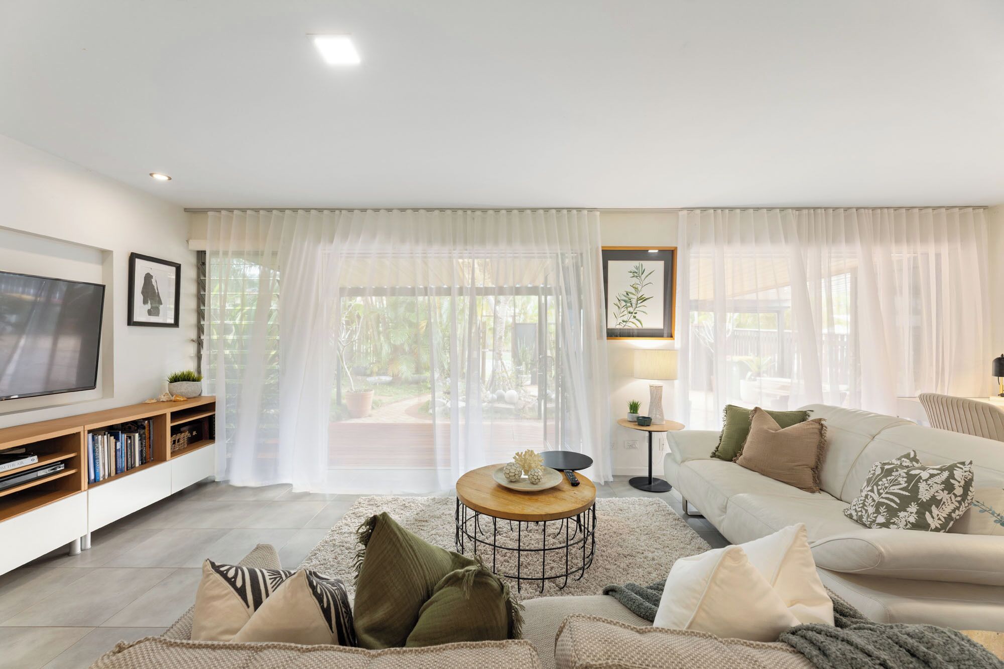 Smart TV, DVD player, books, stereo