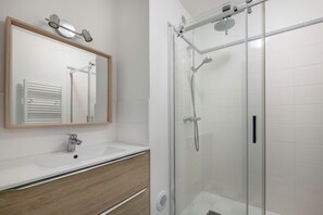 Douche, séchoir à cheveux