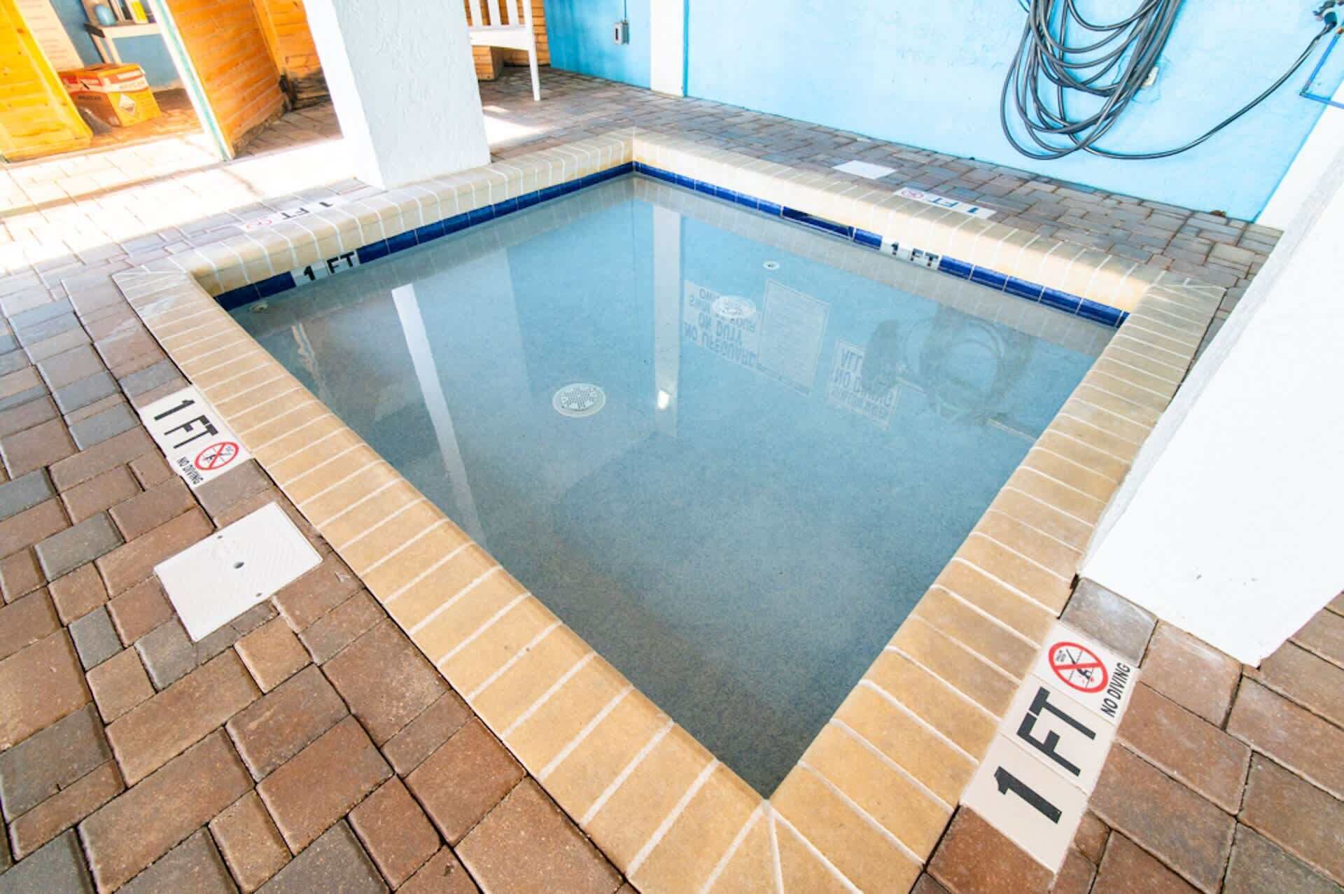 Ein rechteckiger Pool mit einer 30-Zentimeter-Wassertiefenmarkierung in jeder Ecke.