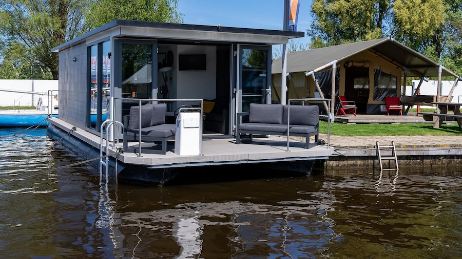 Houseboat in Heeg With Stunning Marina Views