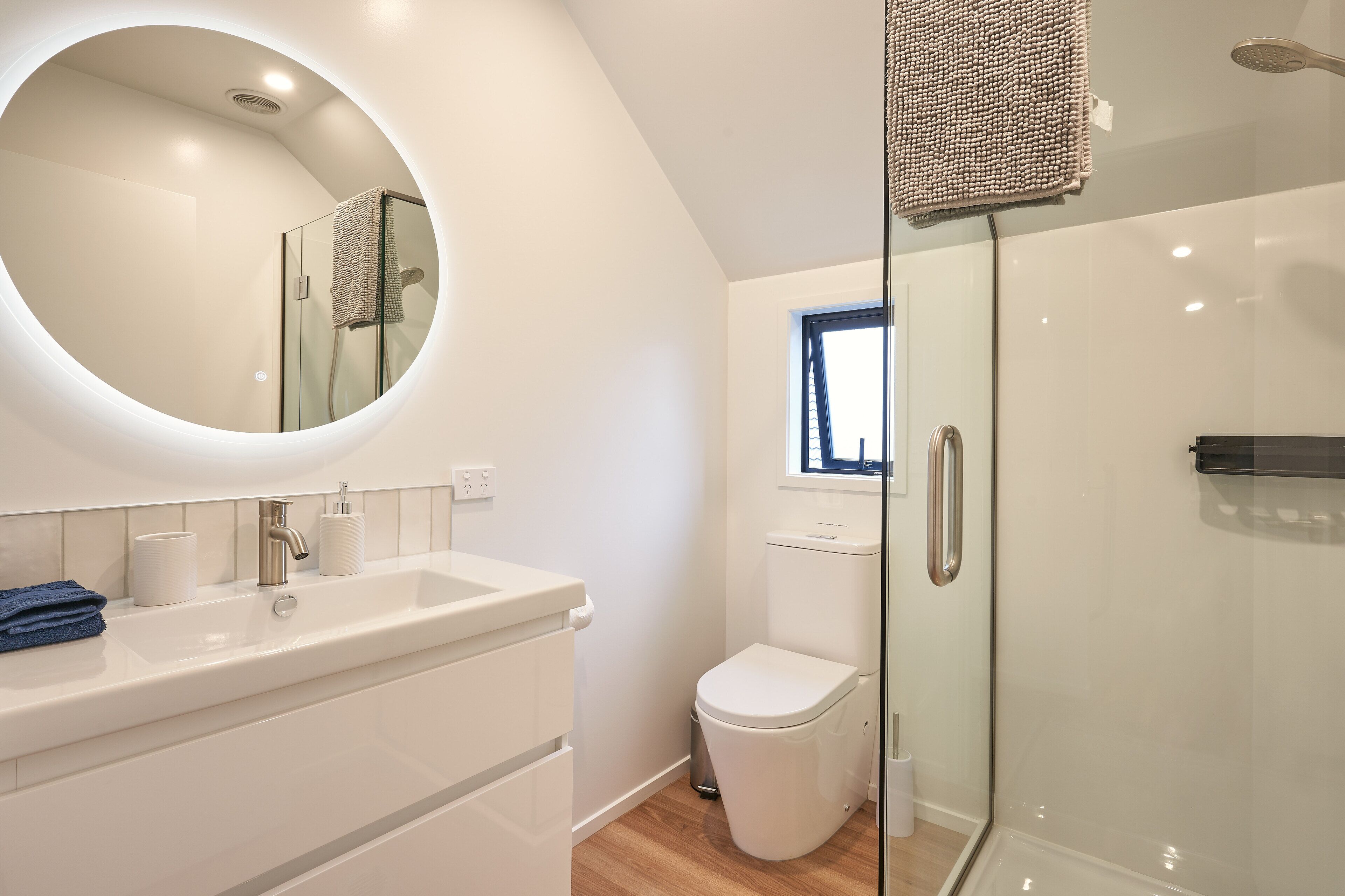 Een haardroger, handdoeken