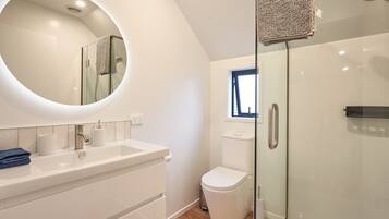 Een haardroger, handdoeken