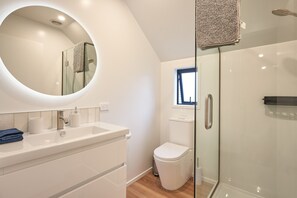 Hair dryer, towels - Newly built unit in St Kilda. Modern amenities (Dunedin)