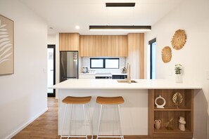 Fridge, microwave, oven, stovetop - Newly built unit in St Kilda. Modern amenities (Dunedin)