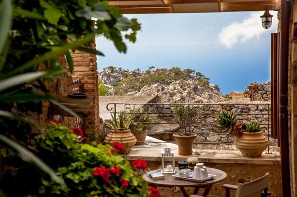 House | Outdoor dining