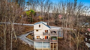 Exterior - Best views of the mountains. 2 decks plenty of room. Arcade & hot tub with view (Gatlinburg)