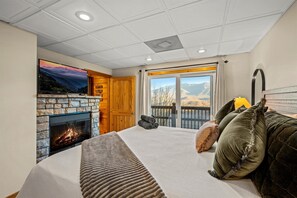 4 bedrooms, iron/ironing board, internet, bed sheets - Best views of the mountains. 2 decks plenty of room. Arcade & hot tub with view (Gatlinburg)