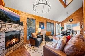 Smart TV, fireplace - Best views of the mountains. 2 decks plenty of room. Arcade & hot tub with view (Gatlinburg)