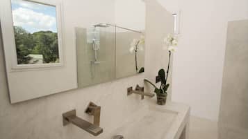 Sèche-cheveux, serviettes fournies