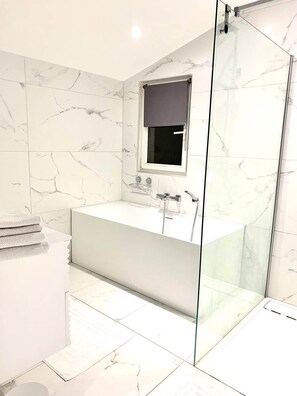 Een haardroger, handdoeken