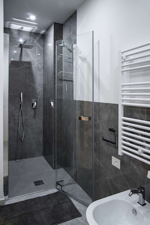 Doccia, asciugacapelli, bidet, asciugamani