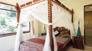 Chambre Deluxe double, 1 grand lit, salle de bain privée, vue sur le jardin | Bureau, espace de travail pour ordinateurs portables