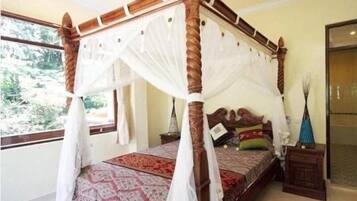 Deluxe tweepersoonskamer, 1 queensize bed, privébadkamer, uitzicht op tuin | Een bureau, een laptopwerkplek, gratis wifi