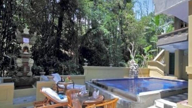 Piscine extérieure, accès possible de 8 h à 22 h, chaises longues