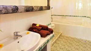 Ensemble baignoire-douche, serviettes fournies, savon, shampooing