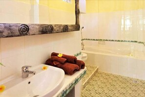 Ensemble douche/baignoire, serviettes fournies, savon, shampoing