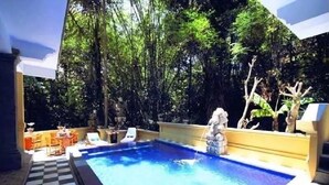 Piscine extérieure, accès possible de 8 h à 22 h, chaises longues