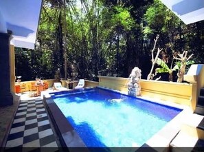 Piscine extérieure, chaises longues