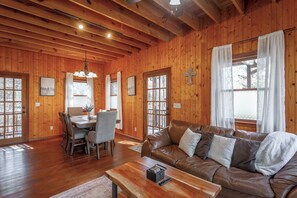 TV connectée, cheminée, jeux vidéo