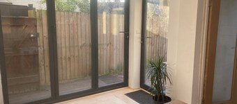 Self contained flat, on a quiet street close to city centre. Pet friendly.
