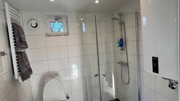 Serviettes fournies, savon, papier toilette