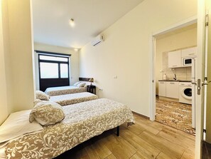 1 bedroom, iron/ironing board, WiFi, bed sheets - A DIFFERENT SPACE IN TRIANA (Sevilla)