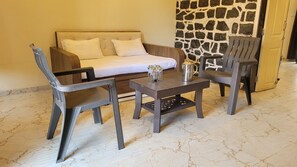 奢華四人房, 多張床, 非吸煙房, 山景 | 起居區 | 電視