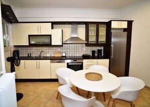 Kühlschrank, Ofen, Geschirrspüler, Wasserkocher mit Kaffee-/Teezubehör