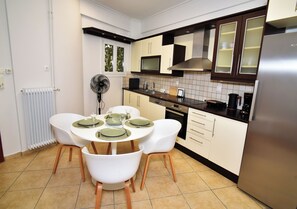 Fridge, oven, dishwasher, coffee/tea maker - Acropolis Ifigenia Sunny 2 BR, Koukaki, Steps from Landmarks (Athina)