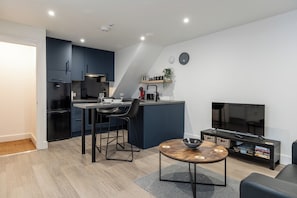 Flat-screen TV - Gorgeous 1 BD in Central Cheltenham (Cheltenham)