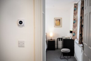 1 bedroom, iron/ironing board, free WiFi - Gorgeous 1 BD in Central Cheltenham (Cheltenham)